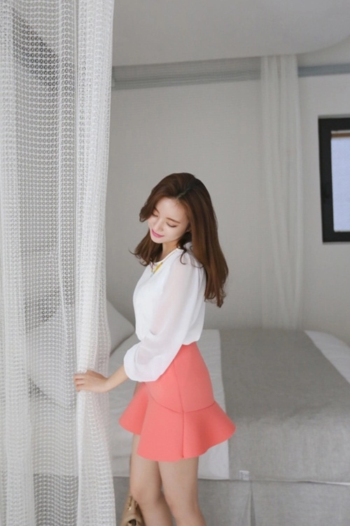 Vì sao công sở trẻ hay mê mẩn chân váy ngắn