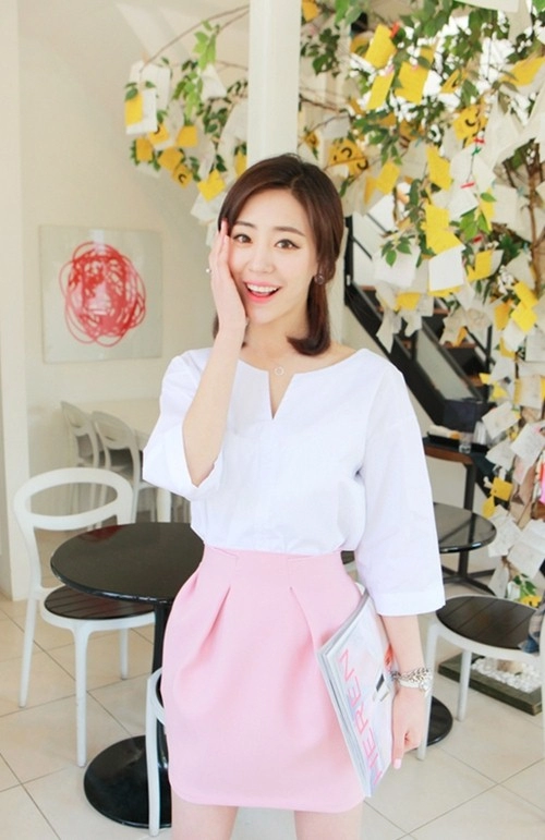 Vì sao công sở trẻ hay mê mẩn chân váy ngắn