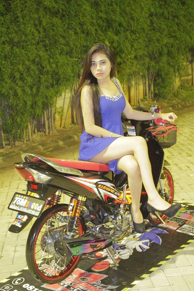 Wave 125r so dáng cùng hotgirl