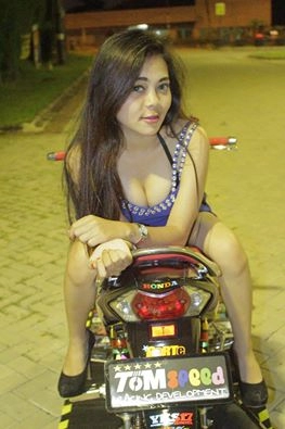 Wave 125r so dáng cùng hotgirl