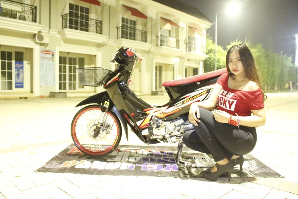 Wave 125r so dáng cùng hotgirl