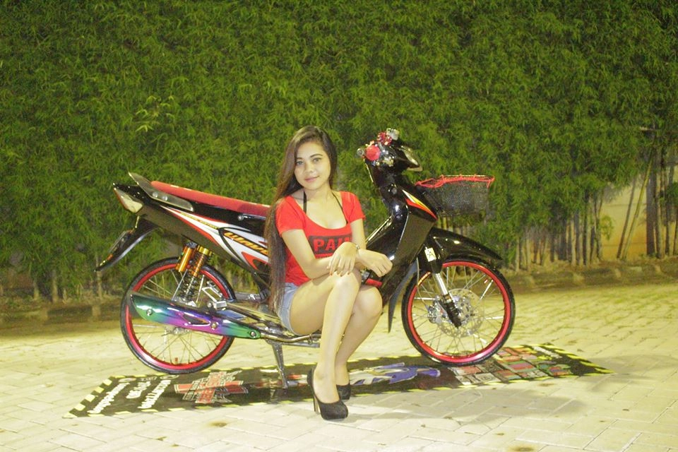 Wave 125r so dáng cùng hotgirl