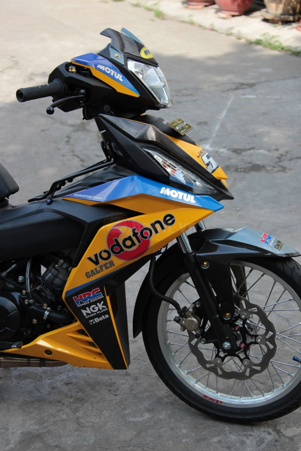 Winner 150 nổi bật với phong cách vodafone của biker sài thành