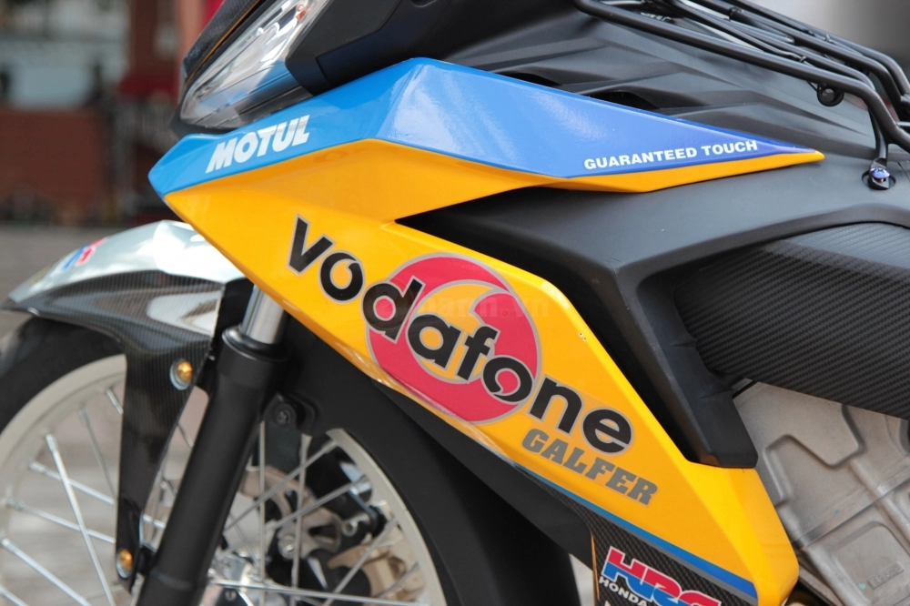 Winner 150 nổi bật với phong cách vodafone của biker sài thành