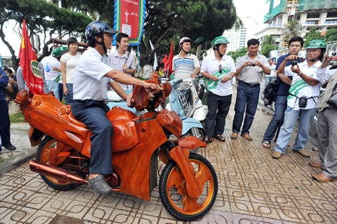  xe máy gỗ độc đáo trên đường phố 