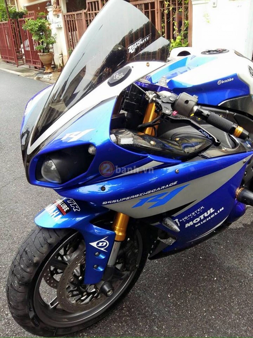 Yamaha r1 mắt cú lạnh lùng cùng cặp súng two brothers