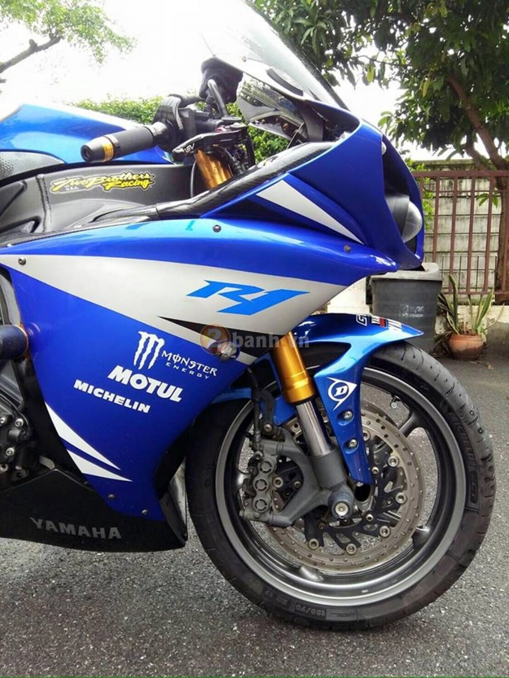 Yamaha r1 mắt cú lạnh lùng cùng cặp súng two brothers