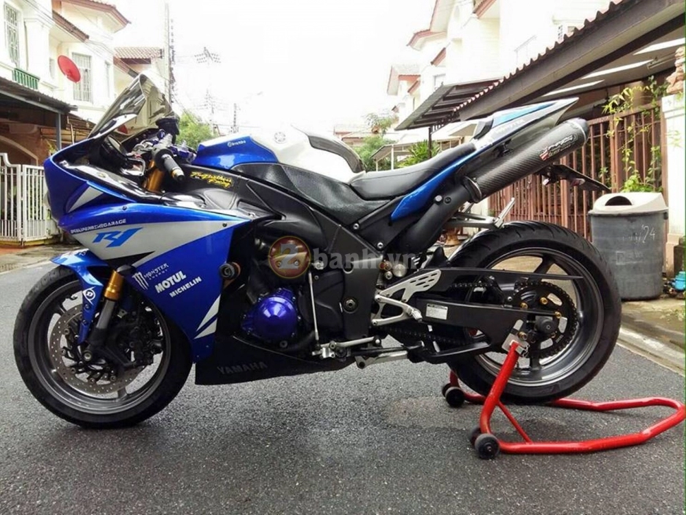 Yamaha r1 mắt cú lạnh lùng cùng cặp súng two brothers