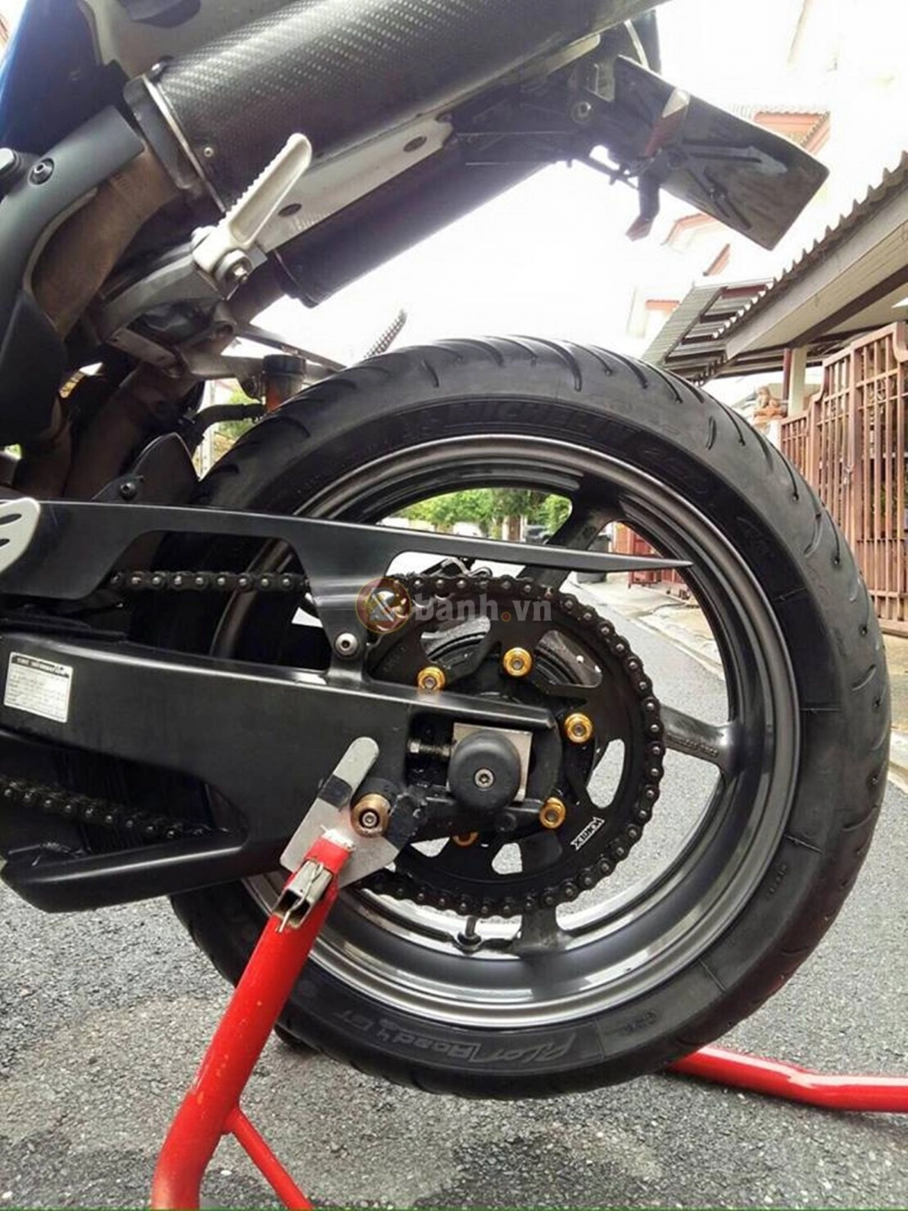 Yamaha r1 mắt cú lạnh lùng cùng cặp súng two brothers