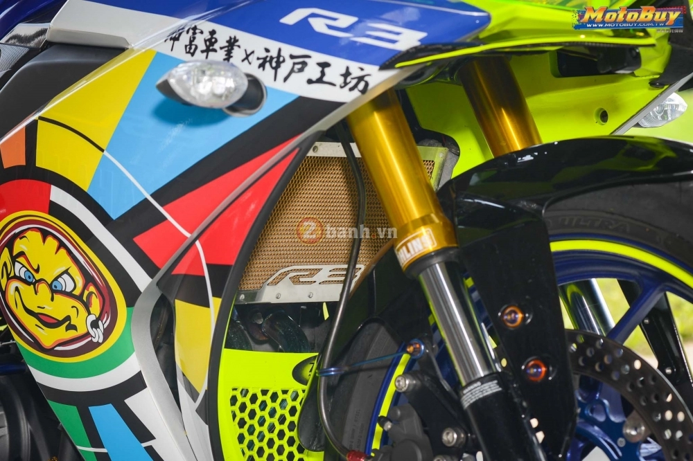 Yamaha r3 nổi bật trong bản độ cực chất với phong cách valentino rossi