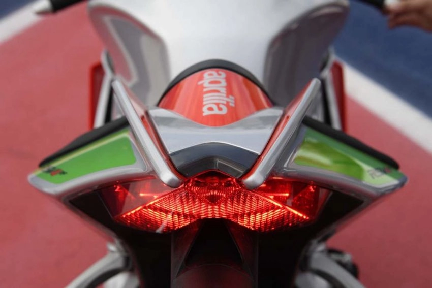 Aprilia rsv4 rf limited phiên bản có cánh lộ diện tại bắc mỹ với giá 557 triệu đồng