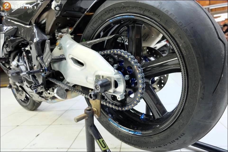 át chủ bài yamaha r1m trong bản độ tối tân vô cùng ấn tượng