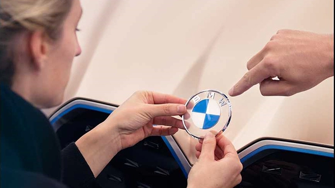 Bmw giơi thiêu thiêt kê logo mơi ke thich ngươi chê