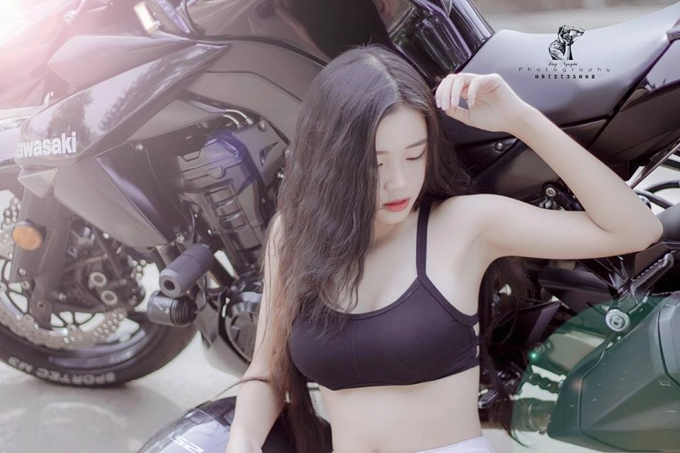 Bộ ảnh hotgirl đẹp ngất ngây đọ dáng cùng kawasaki z1000