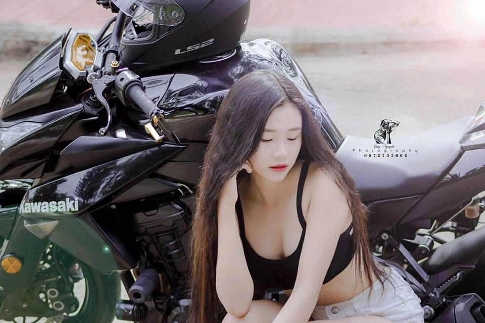 Bộ ảnh hotgirl đẹp ngất ngây đọ dáng cùng kawasaki z1000