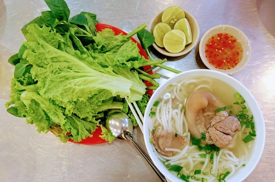 Bữa sáng bổ dưỡng với bánh canh giò heo