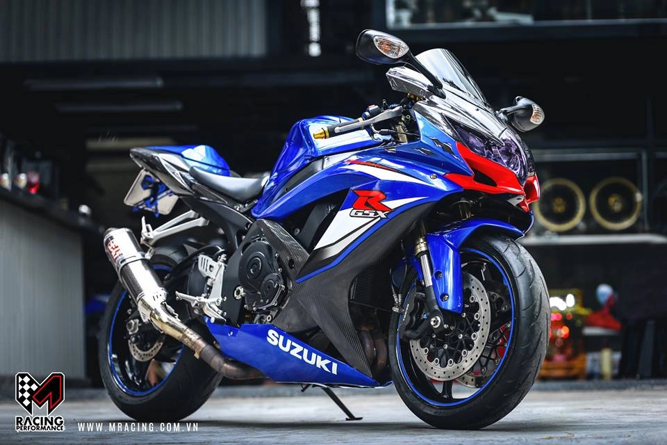 Cá heo xanh mỏ đỏ gsx r-1000 bóng bẩy dưới gầm garage