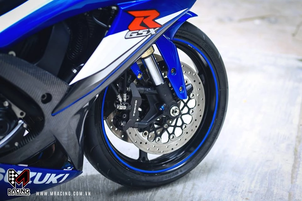 Cá heo xanh mỏ đỏ gsx r-1000 bóng bẩy dưới gầm garage