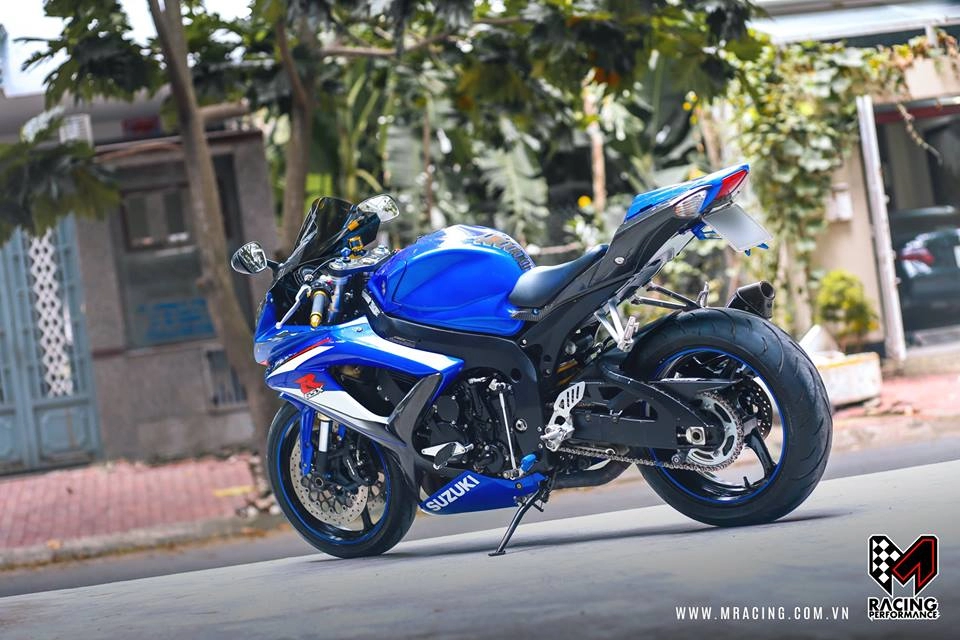 Cá heo xanh mỏ đỏ gsx r-1000 bóng bẩy dưới gầm garage