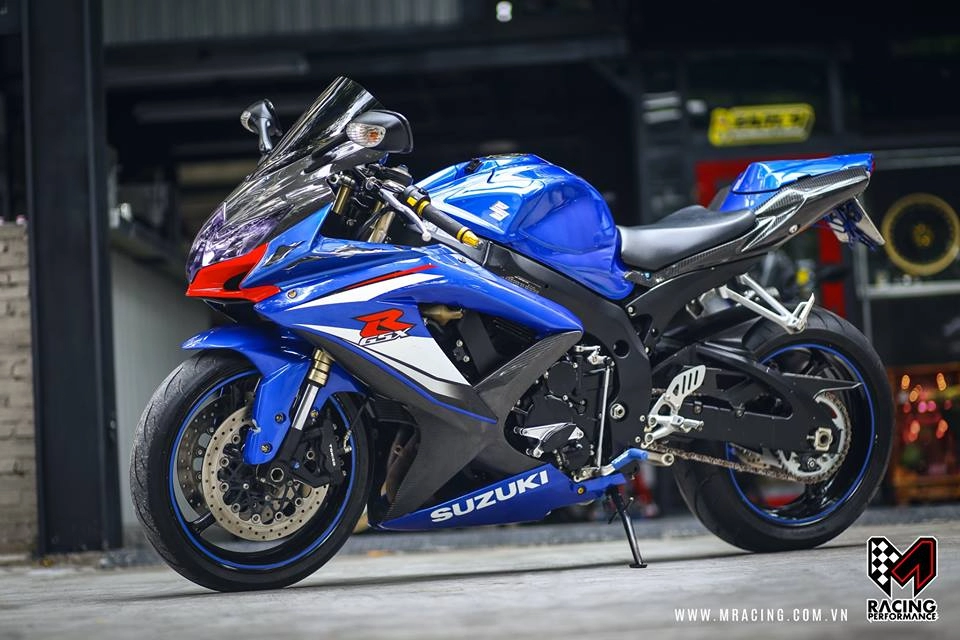 Cá heo xanh mỏ đỏ gsx r-1000 bóng bẩy dưới gầm garage