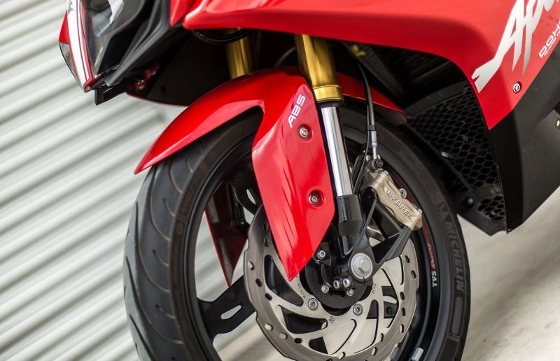 Cá mập nhỏ tvs apache rr 310 trinh lang với gia 72 triêu đông