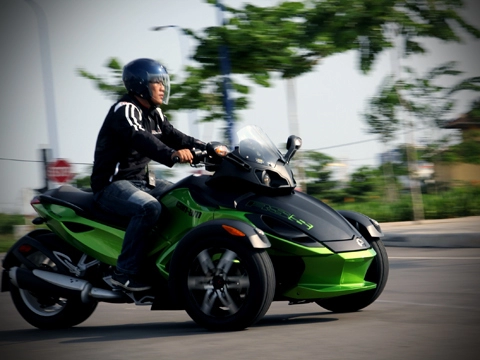  can-am spyder rs-s - gã khổng lồ trên phố việt nam 