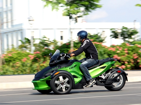  can-am spyder rs-s - gã khổng lồ trên phố việt nam 