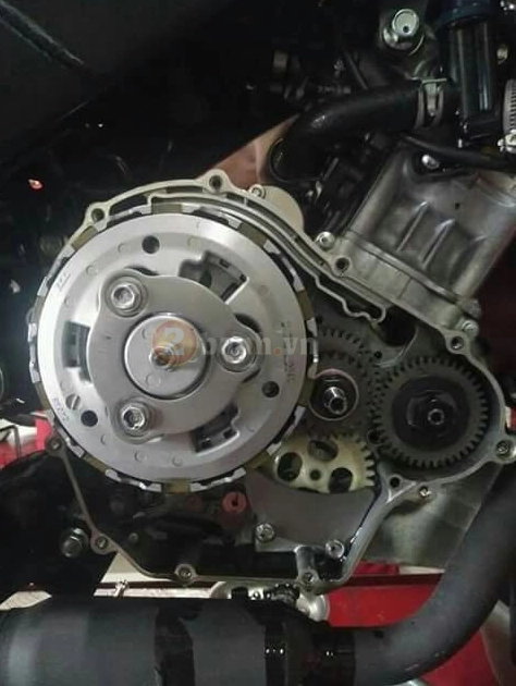 Cận cảnh bộ nồi slipper clutch trên khối động cơ 155cc hoàn toàn mới của yamaha