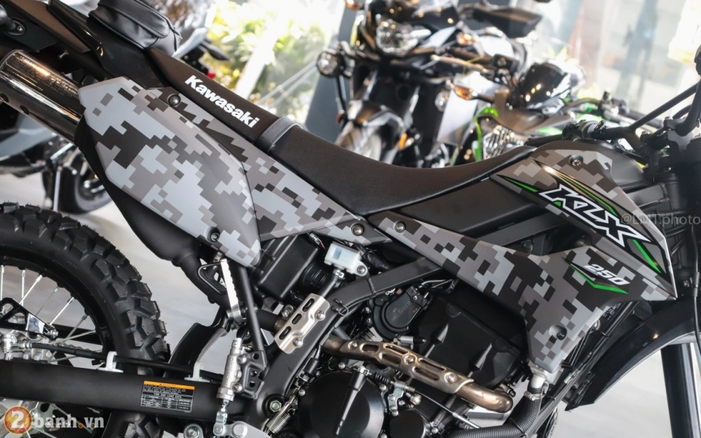 Cận cảnh kawasaki klx250 camo giá 126 triệu đồng