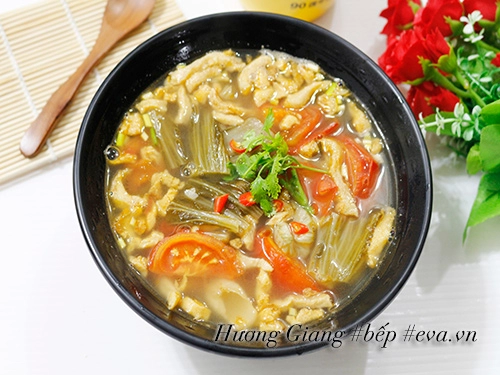 Canh dưa chua nấu tóp mỡ đơn giản mà ngon cơm