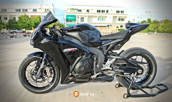 Cbr 1000rr chú bò đen đầy uy lực và dũng mãnh