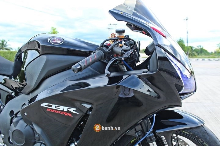 Cbr 1000rr chú bò đen đầy uy lực và dũng mãnh