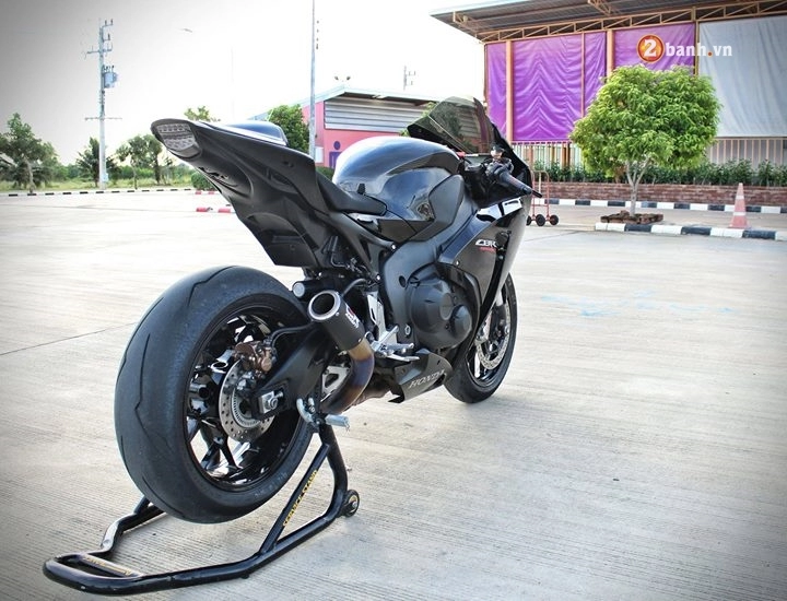 Cbr 1000rr chú bò đen đầy uy lực và dũng mãnh