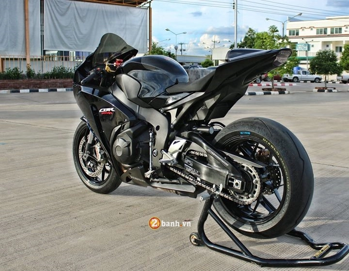 Cbr 1000rr chú bò đen đầy uy lực và dũng mãnh