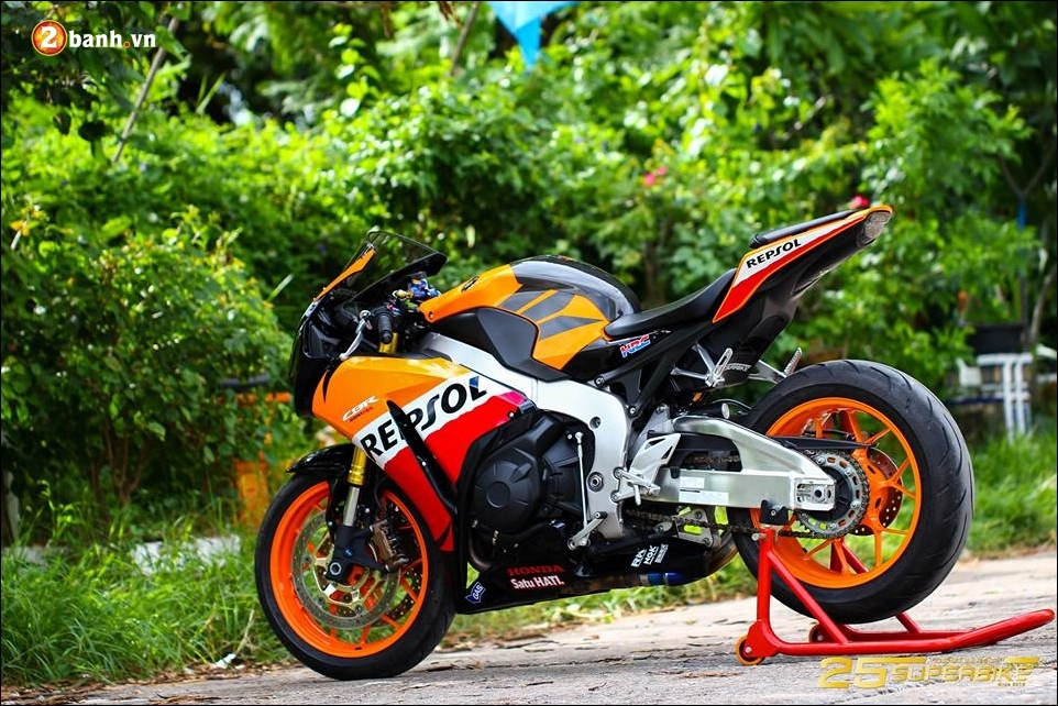 Cbr 1000rr repsol độ nhẹ cùng tạo dáng giữa trời