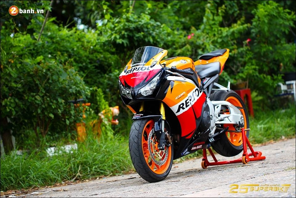 Cbr 1000rr repsol độ nhẹ cùng tạo dáng giữa trời