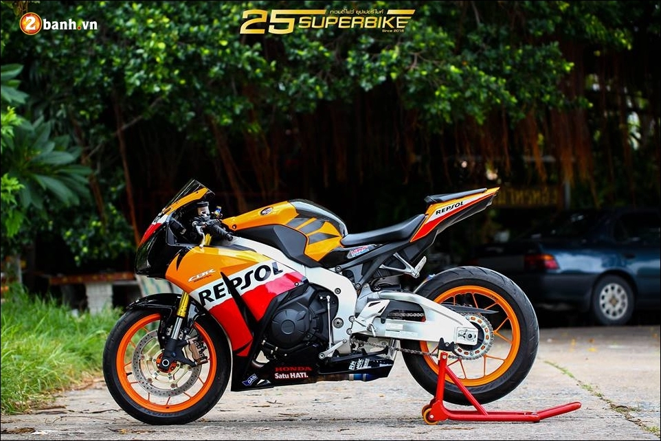 Cbr 1000rr repsol độ nhẹ cùng tạo dáng giữa trời