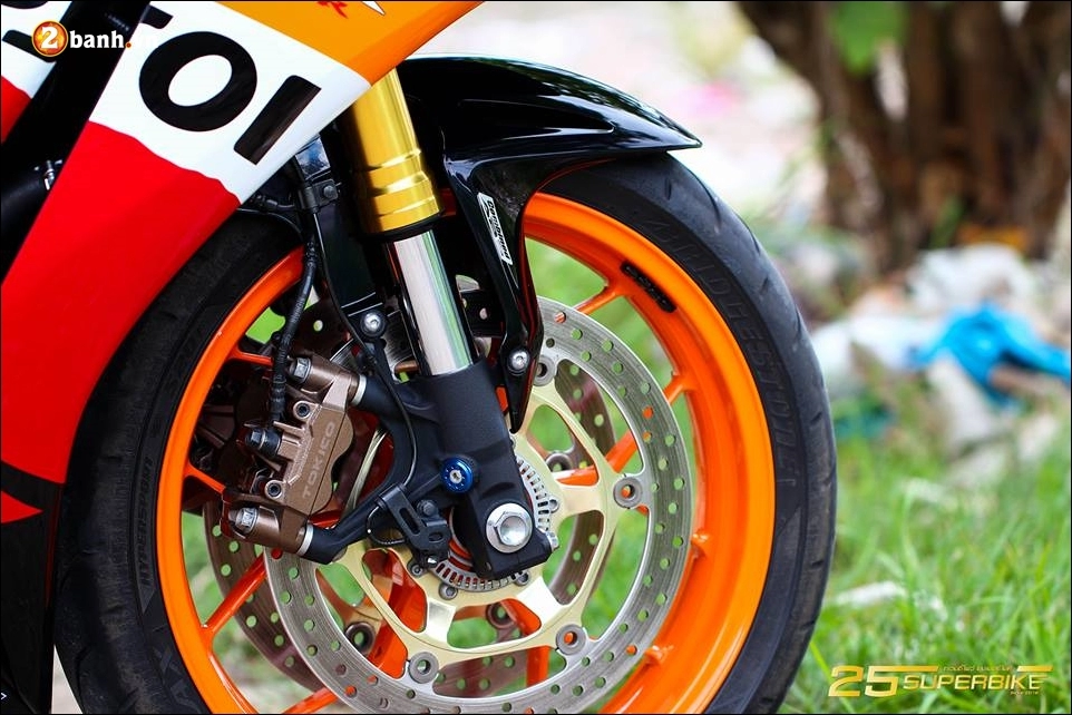 Cbr 1000rr repsol độ nhẹ cùng tạo dáng giữa trời