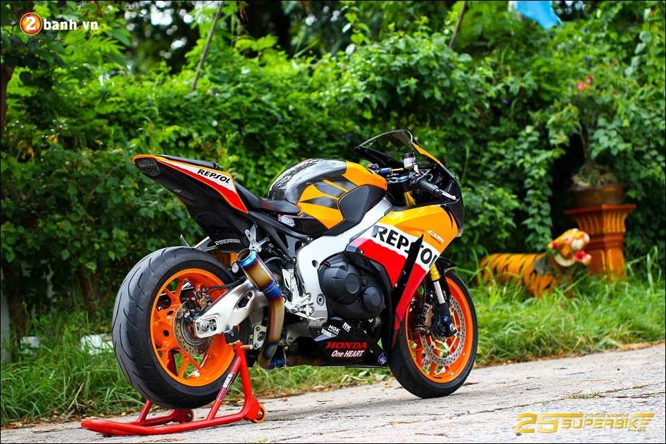 Cbr 1000rr repsol độ nhẹ cùng tạo dáng giữa trời