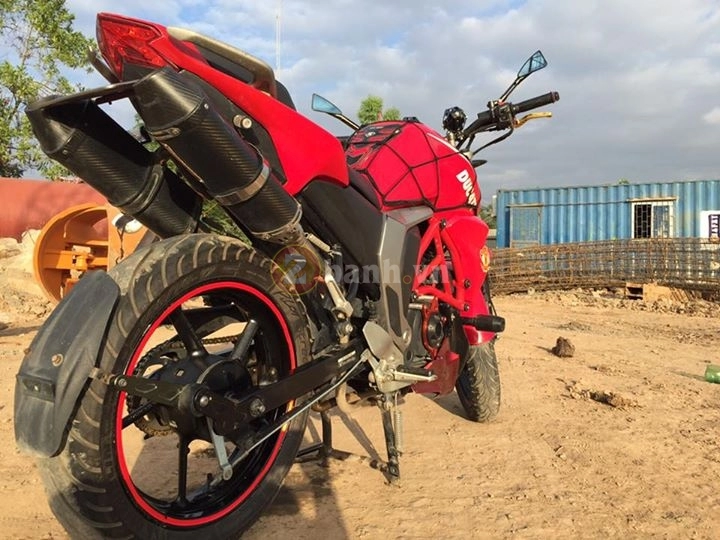 Chiếc fz-s độ phong cách môtô ducati monster