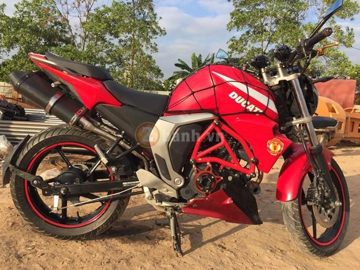 Chiếc fz-s độ phong cách môtô ducati monster