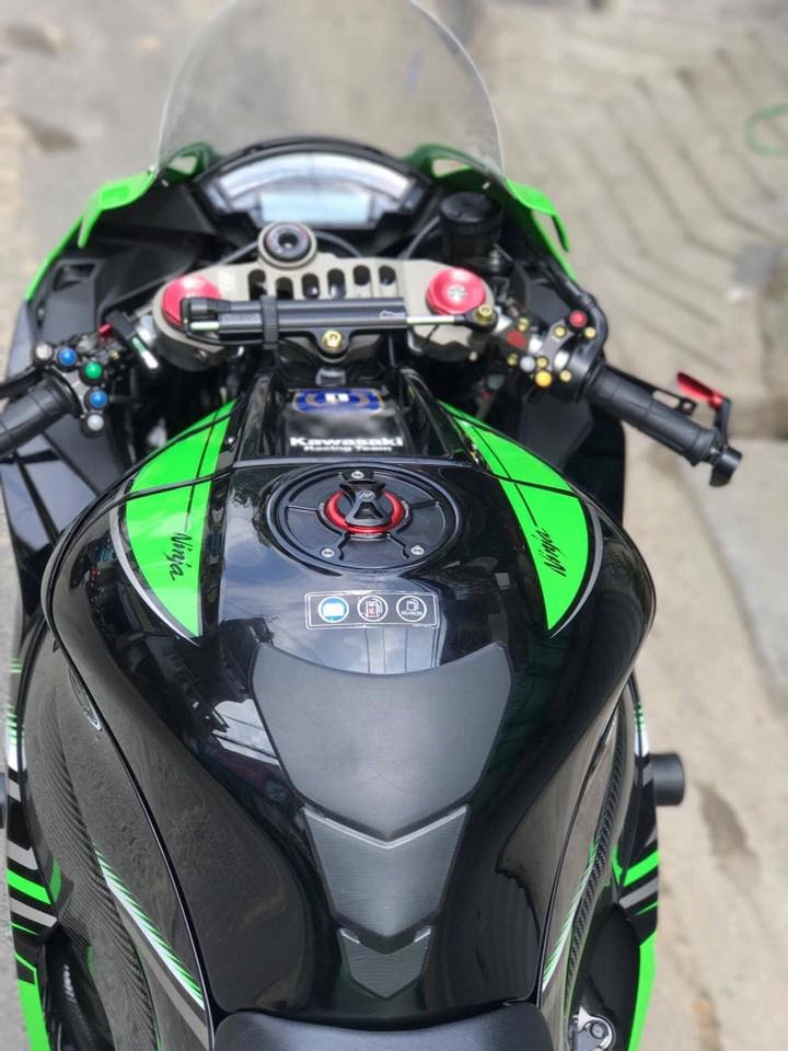 Chiến binh ninja zx-10r độ full bài hàng hiệu từ biker việt