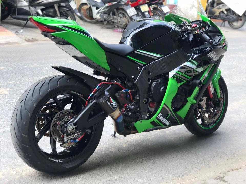 Chiến binh ninja zx-10r độ full bài hàng hiệu từ biker việt