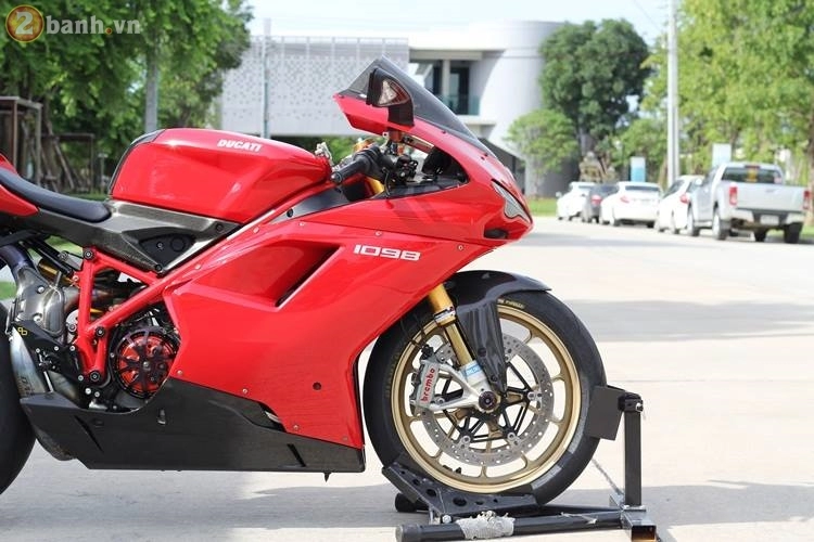 Choáng ngợp với chiếc ducati 1098s độ đầy đồ chơi hàng hiệu của biker thái