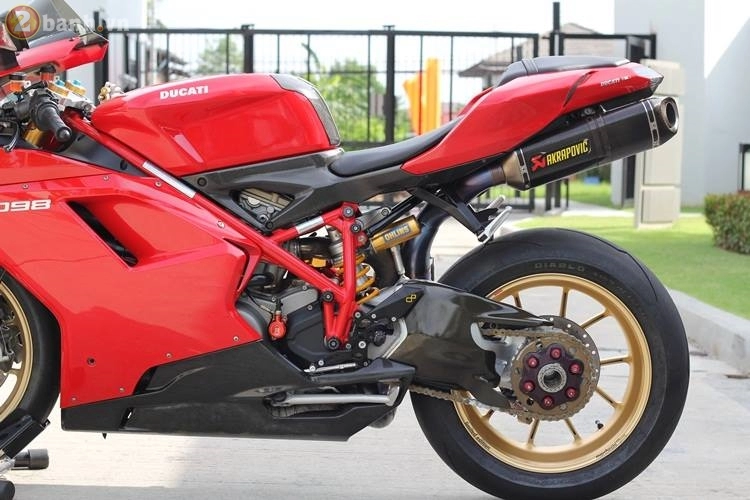 Choáng ngợp với chiếc ducati 1098s độ đầy đồ chơi hàng hiệu của biker thái