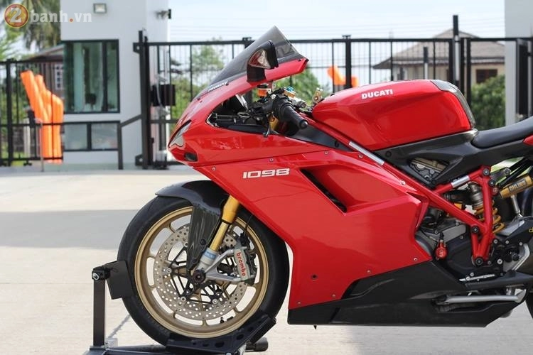 Choáng ngợp với chiếc ducati 1098s độ đầy đồ chơi hàng hiệu của biker thái