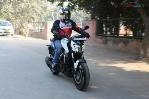 Chọn mua yamaha fz25 hay bajaj dominar 400