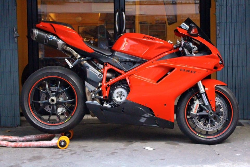 Ducati 848 evo đơn điệu với dàn đồ chơi hàng hiệu