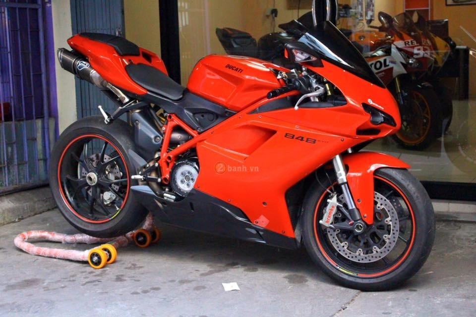 Ducati 848 evo đơn điệu với dàn đồ chơi hàng hiệu