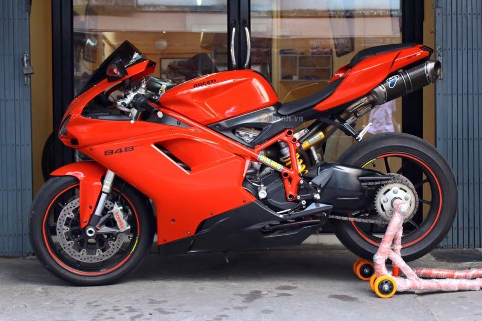 Ducati 848 evo đơn điệu với dàn đồ chơi hàng hiệu